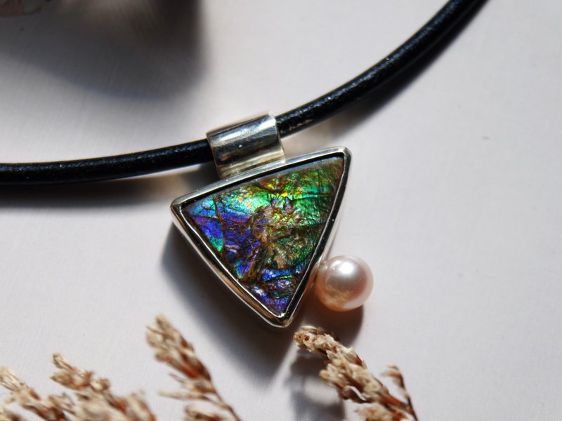 加拿大彩班石Ammolite-925纯银包镶项链-蓝紫绿色三角坠 - 项链 - 其他金属 蓝色