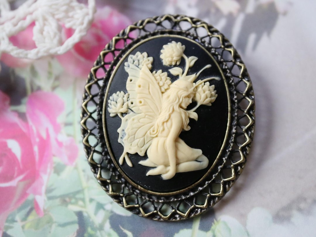 Cameo Brooch Necklace Fairy sitting in front of flowers Black Delicate Fairy Fairy Painting Fantasy Fantasy Romantic Butterfly Female Girl Girl Dalia Thousand Red - 胸针 - 其他材质 黑色