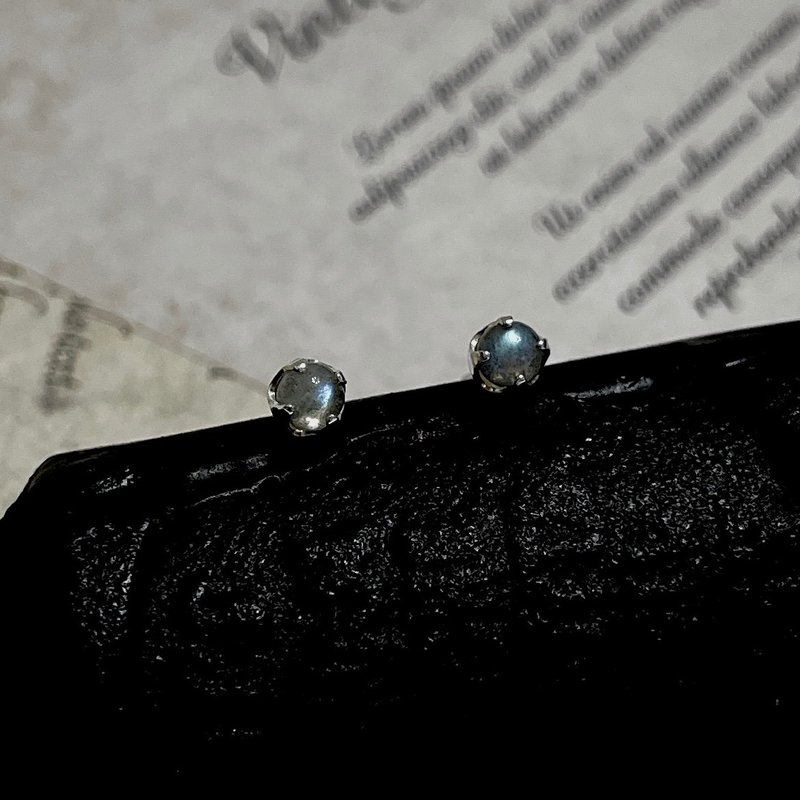 ll 4mm拉长石纯银耳环 ll 925纯银贴耳耳针 ER-00036 - 耳环/耳夹 - 水晶 银色