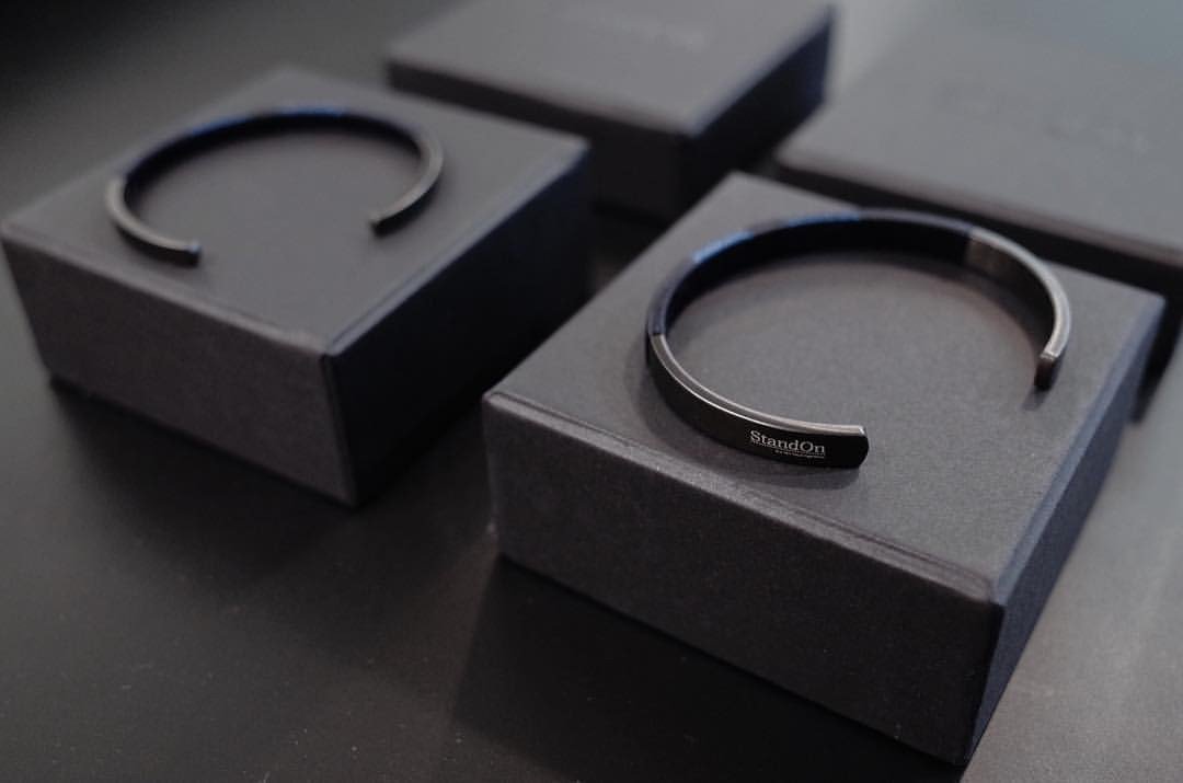 I StandOn I 情人节限定 特制编织哑黑手镯 Matte Black Collection - Midnight Blue Sparkly - 手链/手环 - 其他金属 黑色