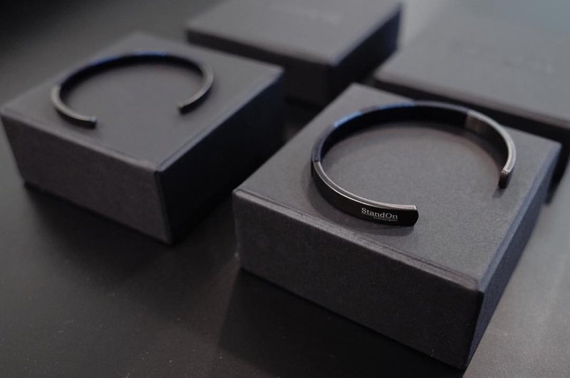 I StandOn I 情人节限定 特制编织哑黑手镯 Matte Black Collection - Midnight Blue Sparkly - 手链/手环 - 其他金属 黑色