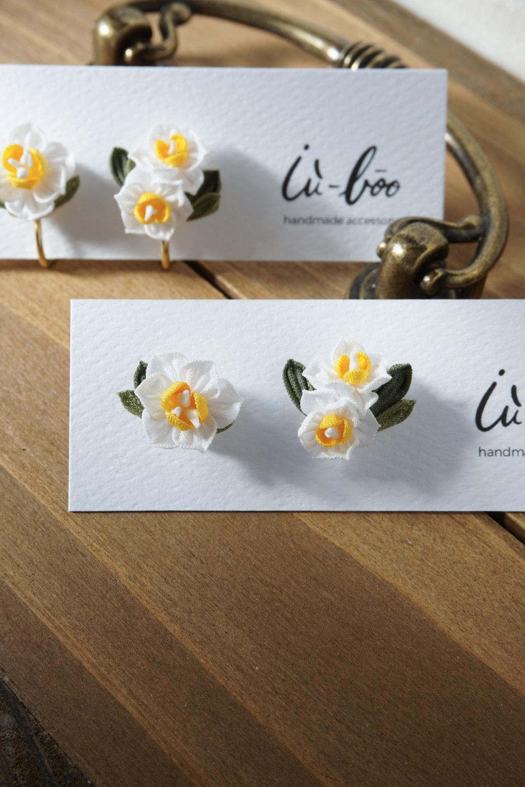 翩翩水仙 Narcissus 细工布花耳环 冬季系列 - 耳环/耳夹 - 棉 白色