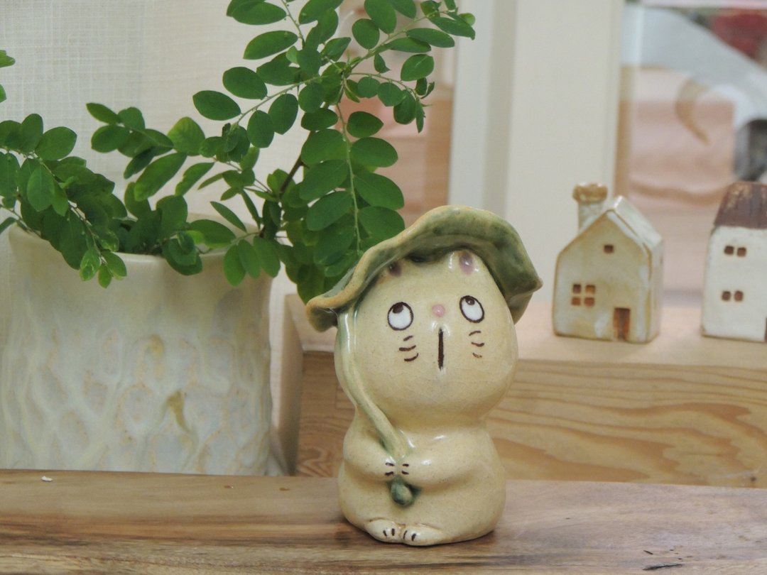 陶艺手作-小陶猫-撑荷叶的猫 - 玩偶/公仔 - 陶 卡其色