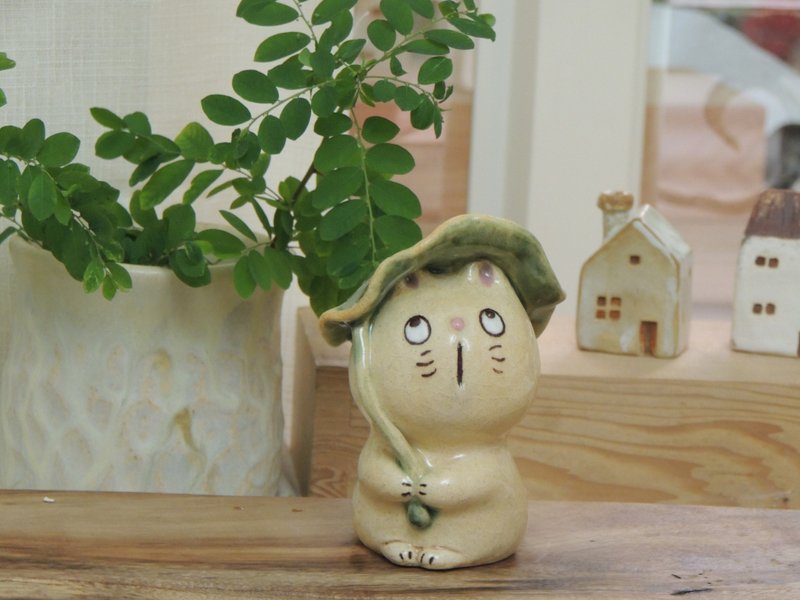 陶艺手作-小陶猫-撑荷叶的猫 - 玩偶/公仔 - 陶 卡其色