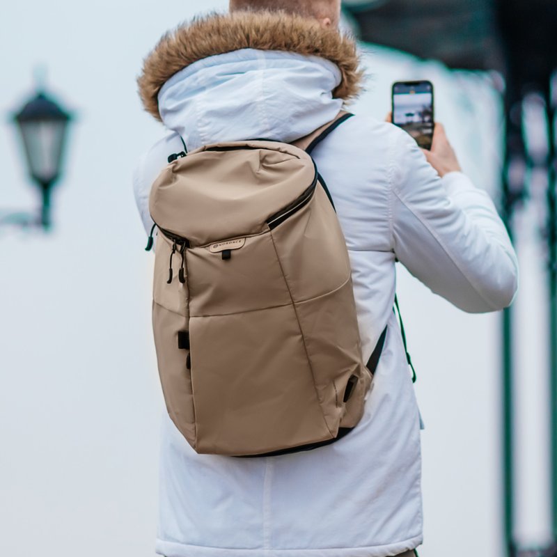 Aerial Infinity 揭盖式背包 双色可选-卡奇色 | 大容量 防泼水 - 后背包/双肩包 - 聚酯纤维 