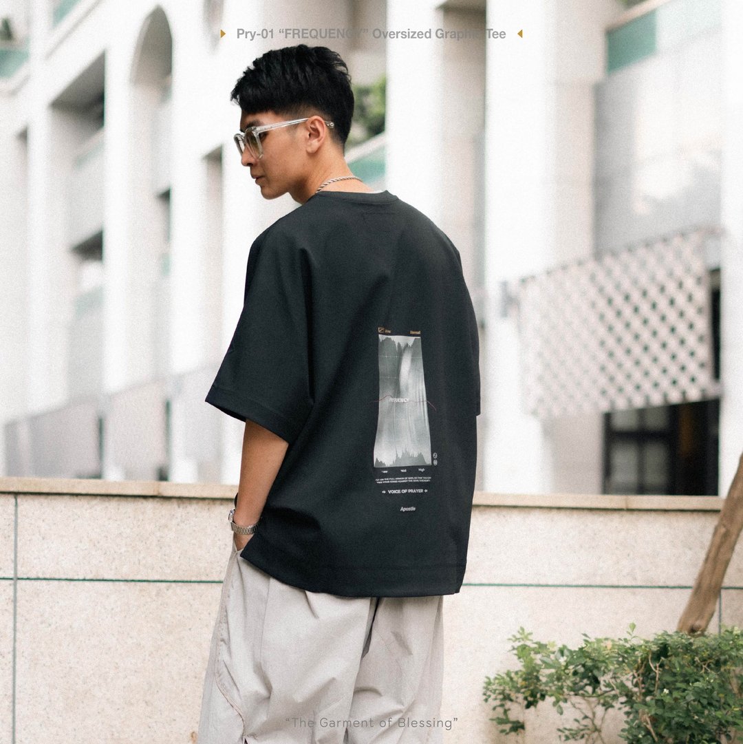 Apostle FREQUENCY Raglan Sleeve Graphic Shirt (Shadow Black) - 中性连帽卫衣/T 恤 - 其他人造纤维 黑色