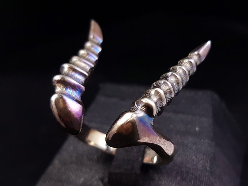 【提摩爷爷工坊】特别企划 魔将人偶-贝雷塔 恶魔山羊角银戒 - 戒指 - 其他金属 黑色