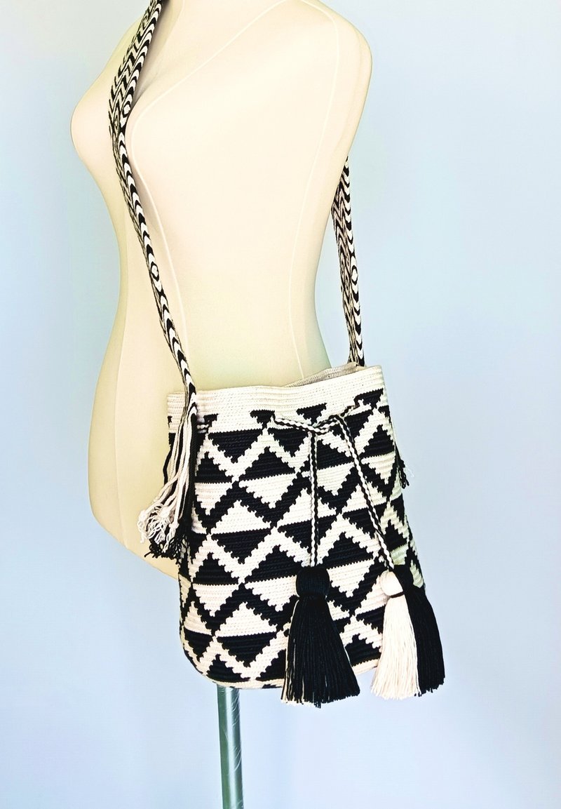 *Sale*Wai Two-Tone Handbag, Size M+ - 侧背包/斜挎包 - 棉．麻 