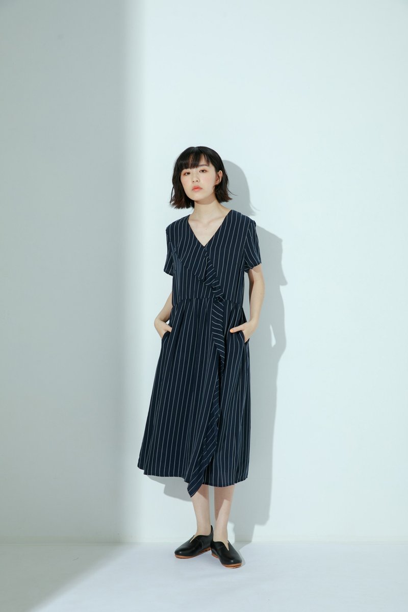 波海小曲条纹短袖洋装-冰河 - 洋装/连衣裙 - 其他人造纤维 蓝色