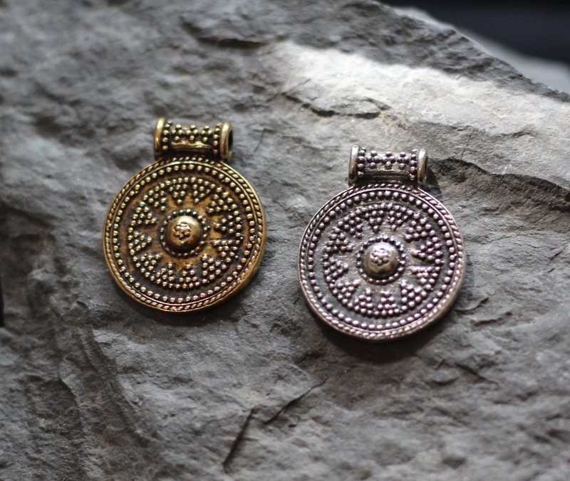 斯拉夫异教徒太阳能珠宝护身符谷物。东欧太阳护身符。中世纪 - 项链 - 纯银 银色