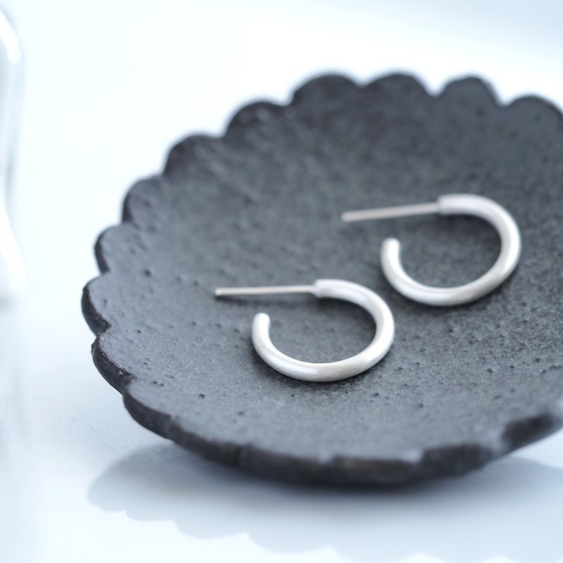 S size) Matte Hoop Earrings Silver 925 - 耳环/耳夹 - 其他金属 银色