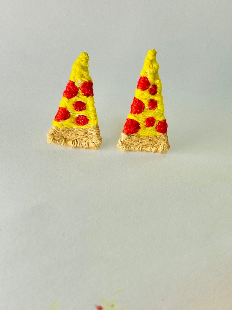 【现烤出炉】手工刺绣美式腊肠披萨耳环B款/食物饰品/手作送礼 - 耳环/耳夹 - 绣线 黄色
