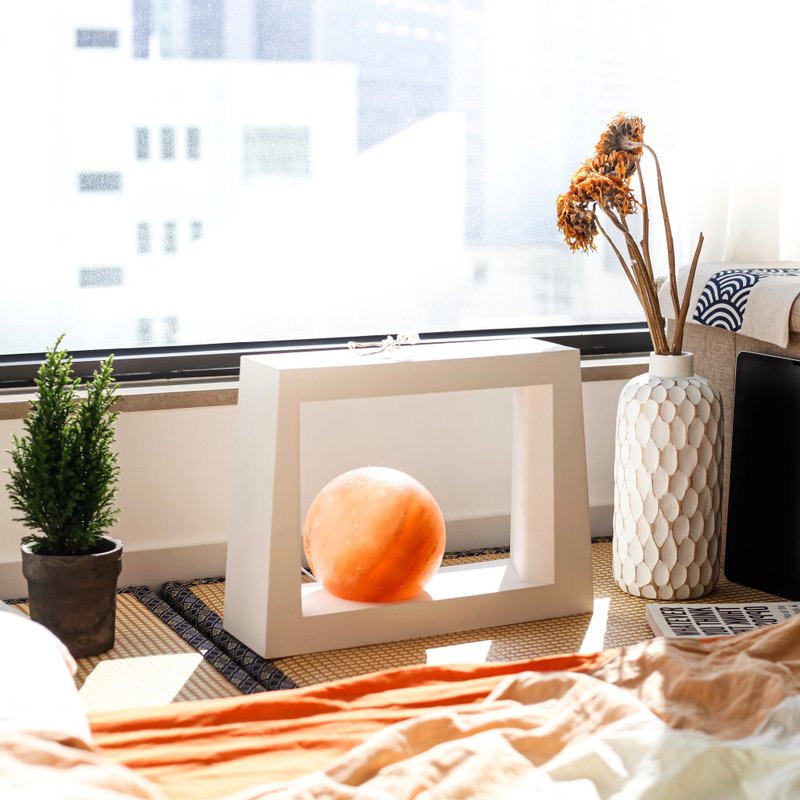 ONELIVINGS MADO |扉| 喜马拉雅盐灯 SPHERE (15cm) - 灯具/灯饰 - 水泥 灰色