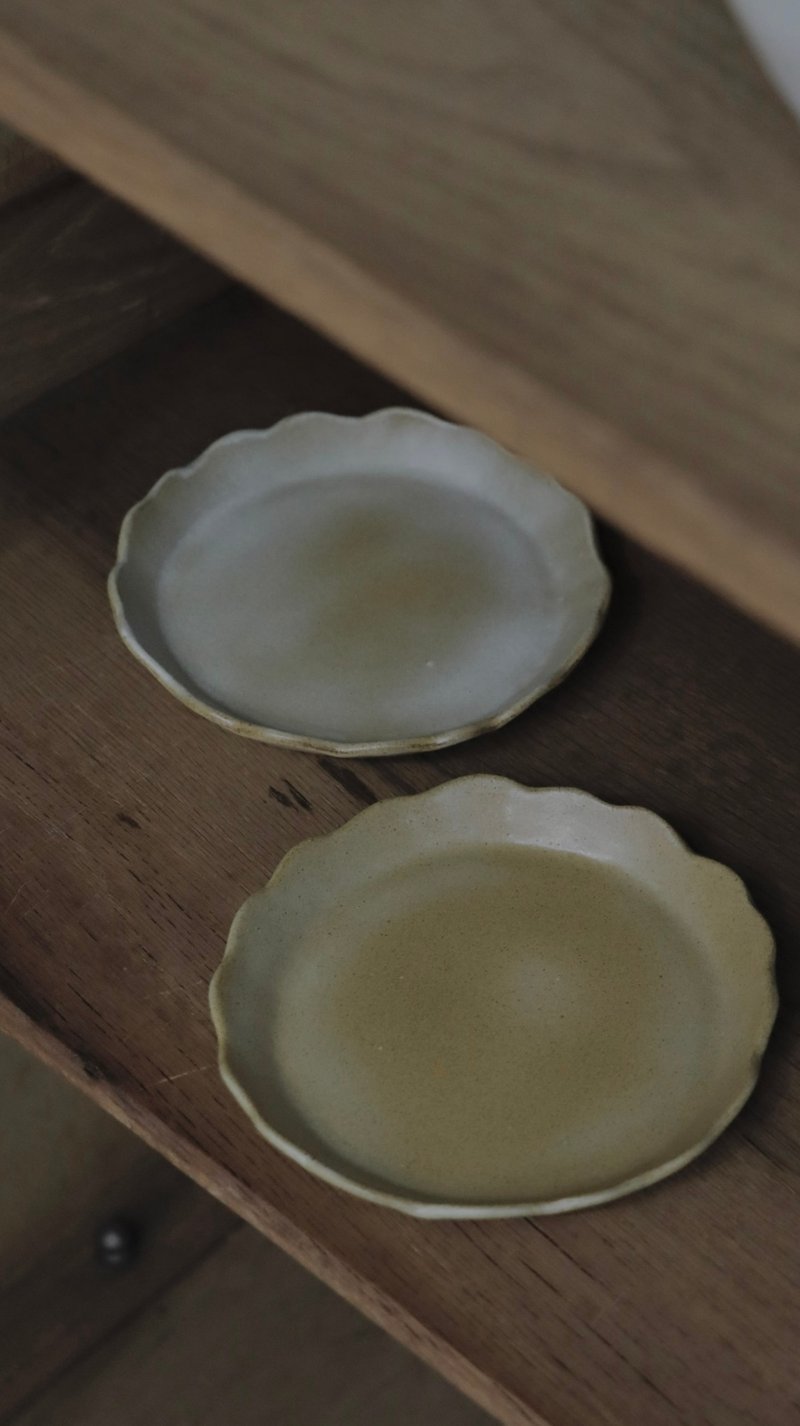 手捏波浪陶盘 - 盘子/餐盘/盘架 - 陶 卡其色