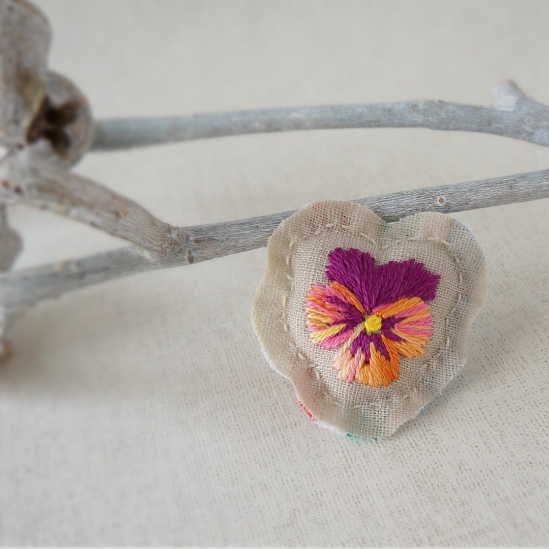 Hand embroidery broach viola orange mix (order-receiving) - 胸针 - 绣线 橘色