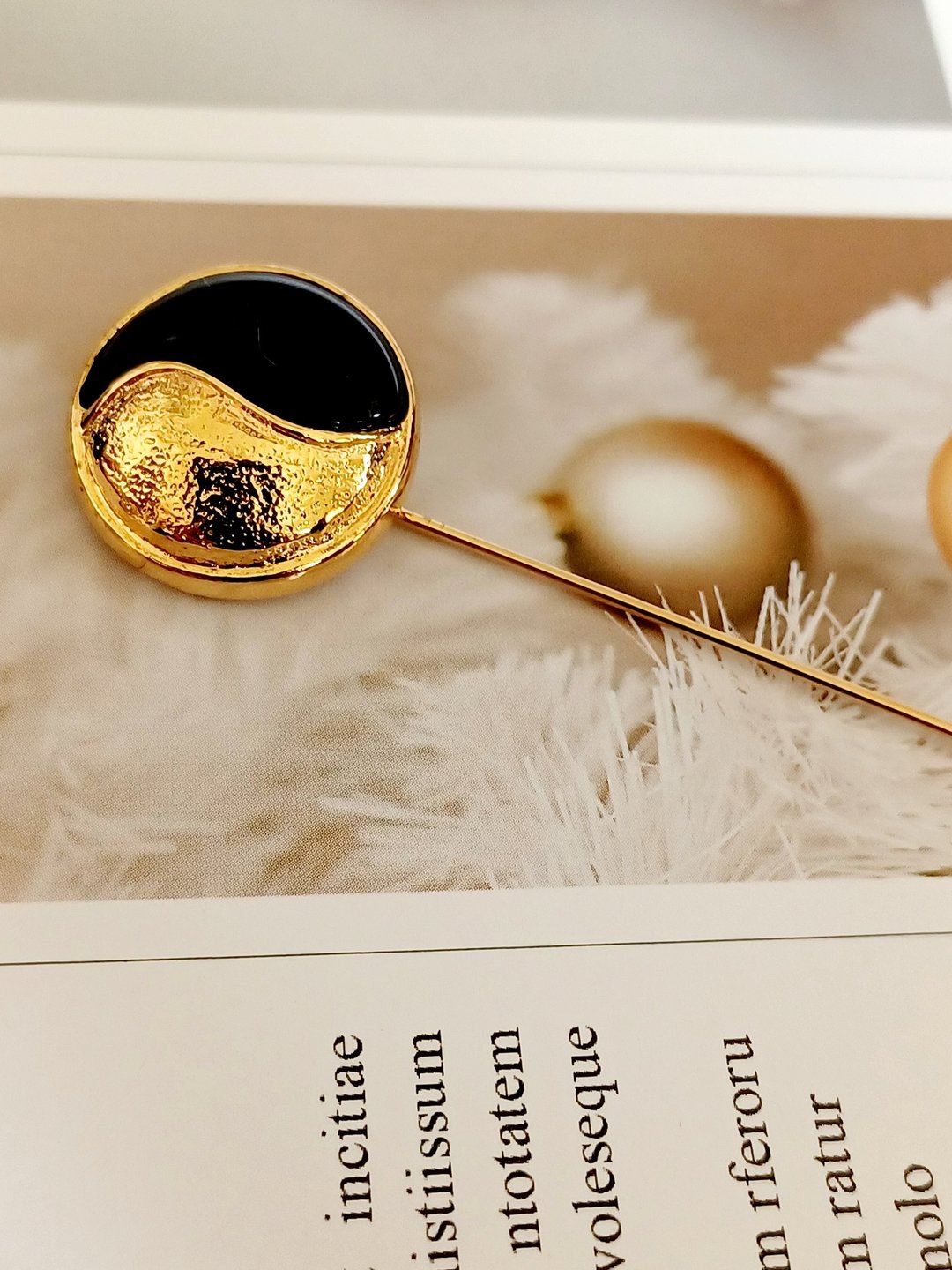 vintage jewelry AVON 古董圆形双色珐琅 帽针  别针 - 胸针 - 其他金属 