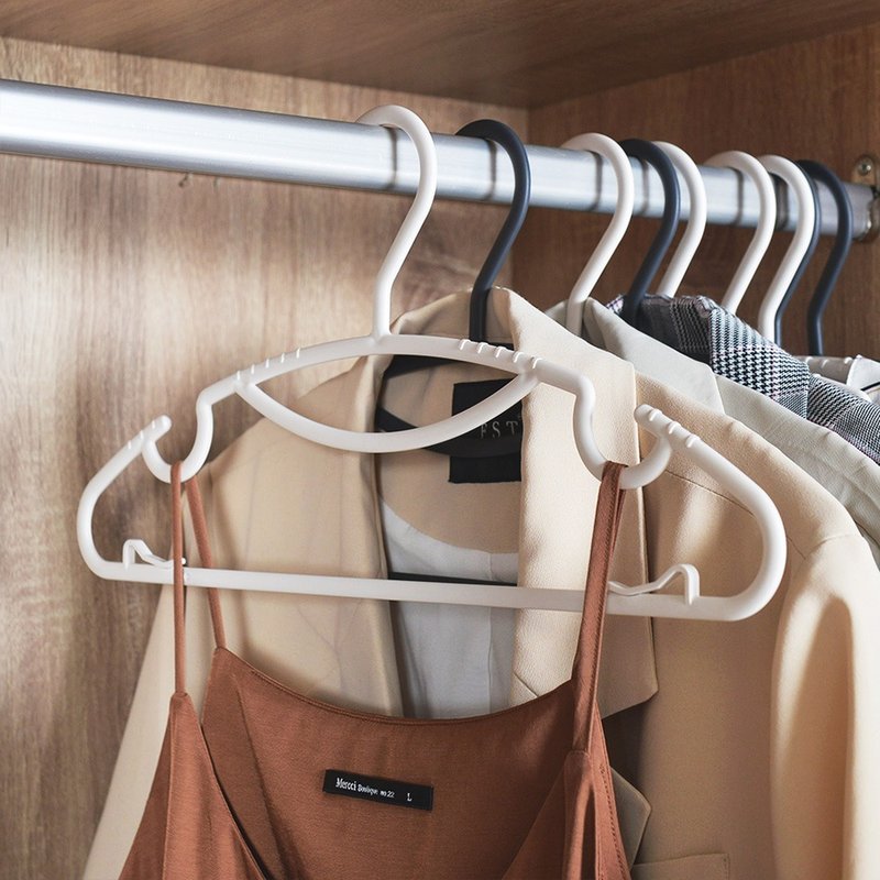 +O家窝 MIT 佐伊多功能薄型防滑无痕衣架-40入-2色可选 送刷具组 - 衣架/挂勾 - 塑料 多色