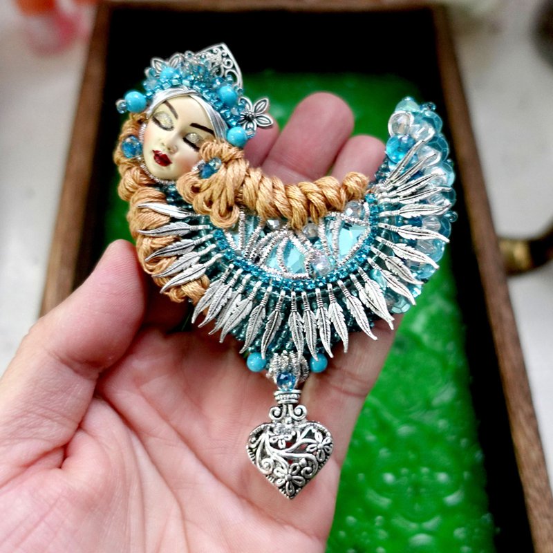 俄罗斯艺术家合作款 钉珠蓝色小鸟女神胸针 全手工制作 只有一个 - 胸针 - 其他金属 多色