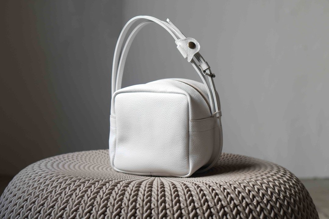 Off-white, cube pochette, 2-way function, with interior key holder, and pocket functions. - 侧背包/斜挎包 - 真皮 白色