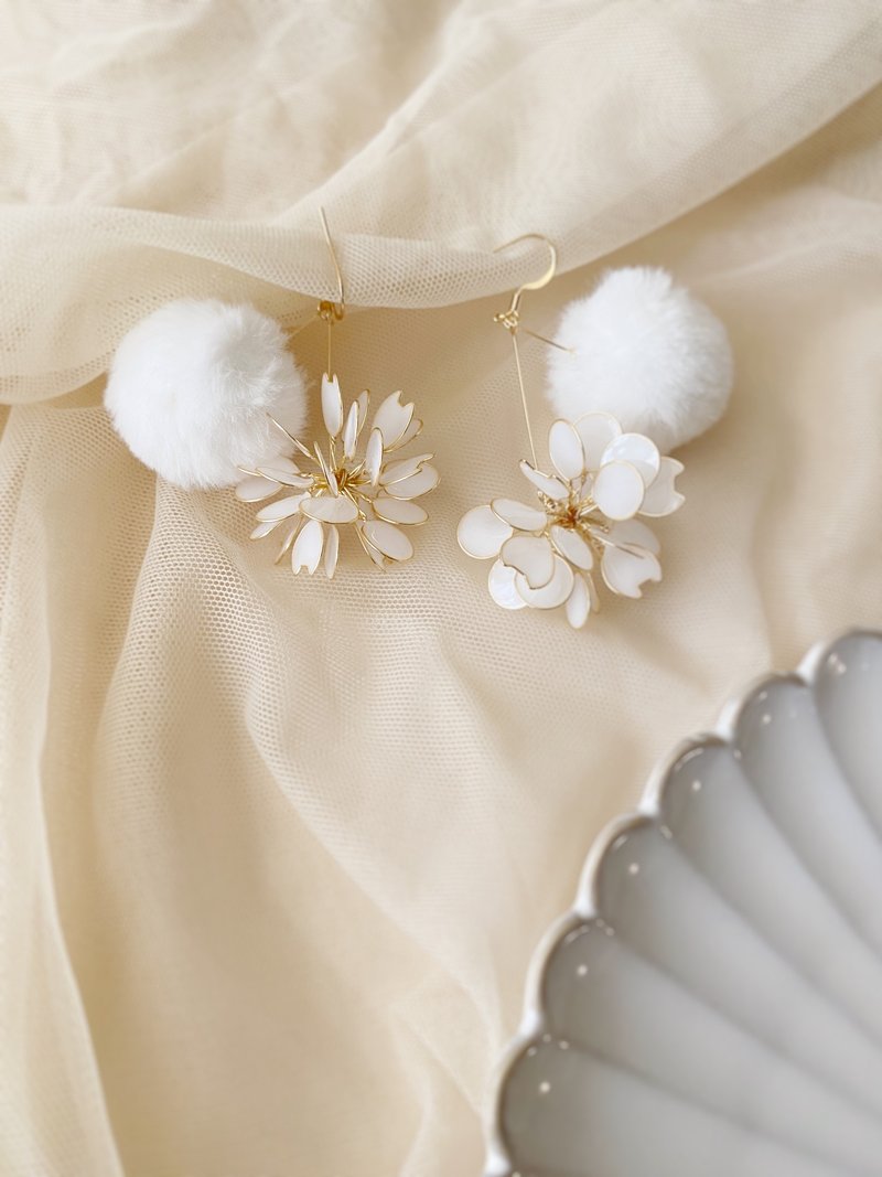 猫咪印象 白猫毛球 | 耳环  可改 夹式耳环 树脂花 - 耳环/耳夹 - 树脂 白色