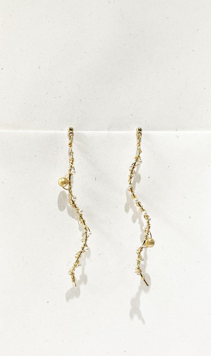 螺旋型攀藤金箔淡水珍珠耳环 - 耳环/耳夹 - 珍珠 金色