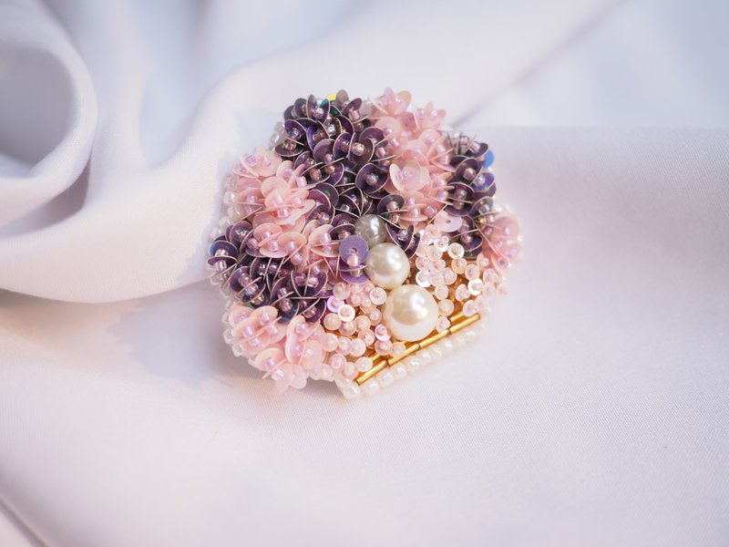 Pink shell brooch, Embroidery brooch, Summer brooch, hijab brooch - 胸针 - 绣线 紫色