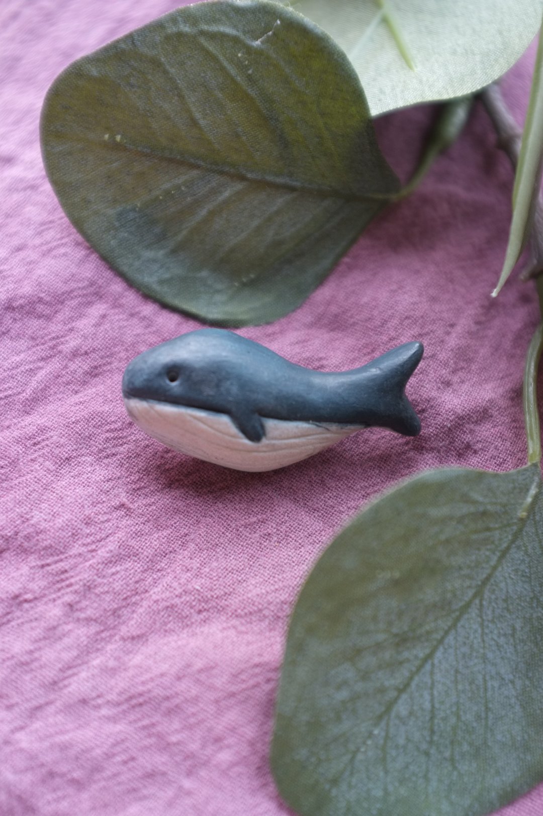 ceramic brooch / handmade /   whale - 胸针 - 陶 蓝色