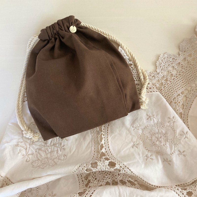 Cotton Linen canvas side two-tuck drawstring pouch chocolate - 化妆包/杂物包 - 棉．麻 咖啡色