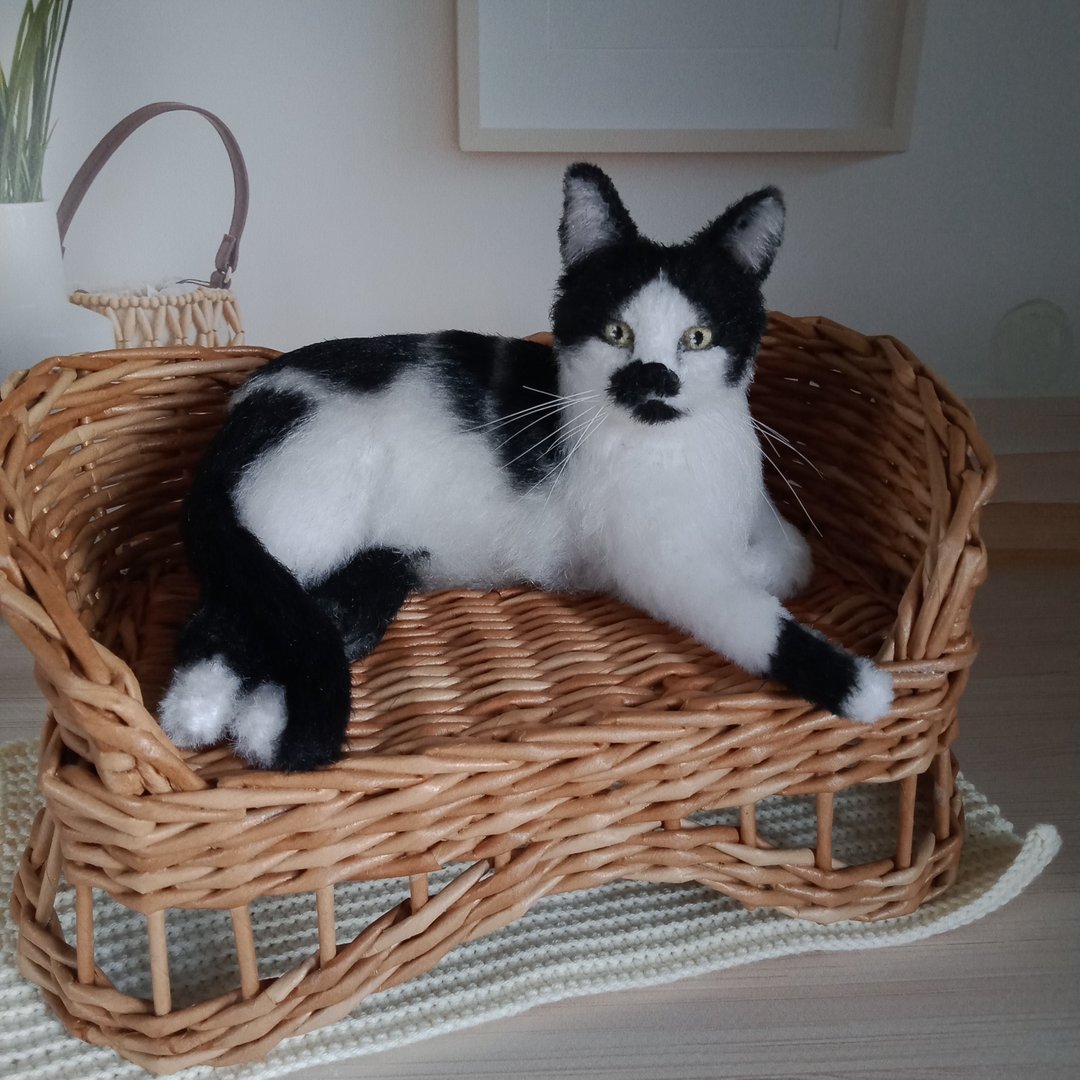4.5 inches height Custom miniature realistic crochet white-black cat figurine - 玩偶/公仔 - 其他材质 白色
