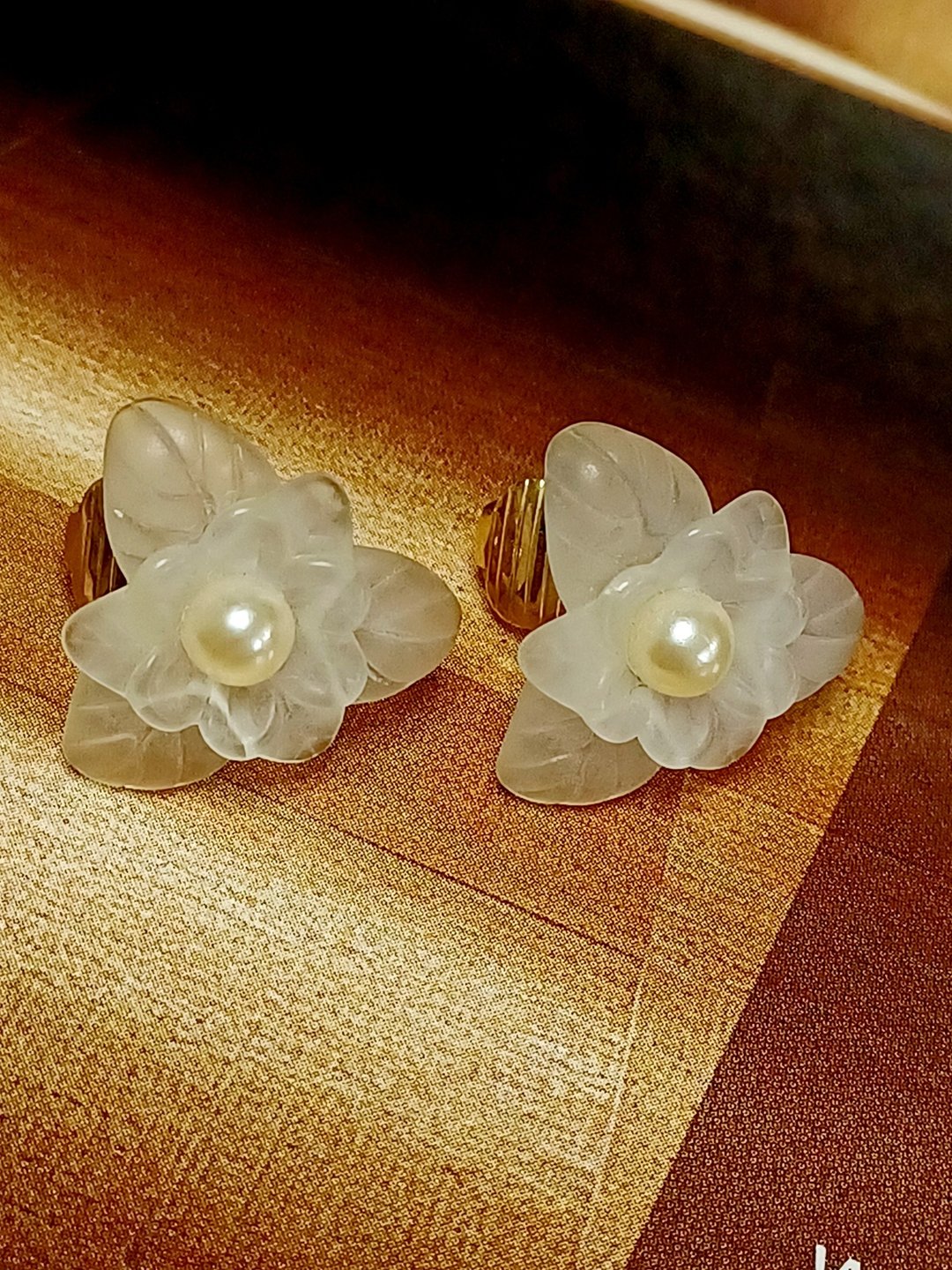 vintage jewelry  AVON  透明塑料珍珠白色兰花 夹式耳环 - 耳环/耳夹 - 其他金属 