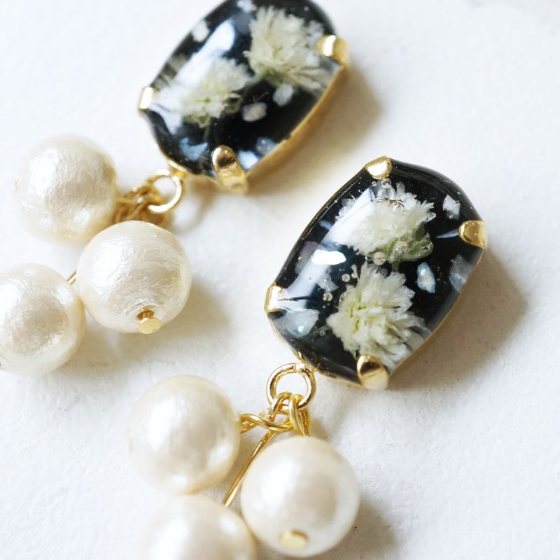 かすみ草と貝殻のコットンパールイヤリング - 耳环/耳夹 - 树脂 黑色
