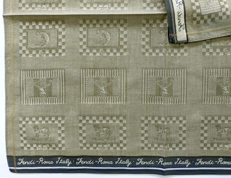 Fendi 古着手帕 缇花织纹 鹿、山羊与马 18 x 17.5 英寸 - 手帕/方巾 - 棉．麻 卡其色