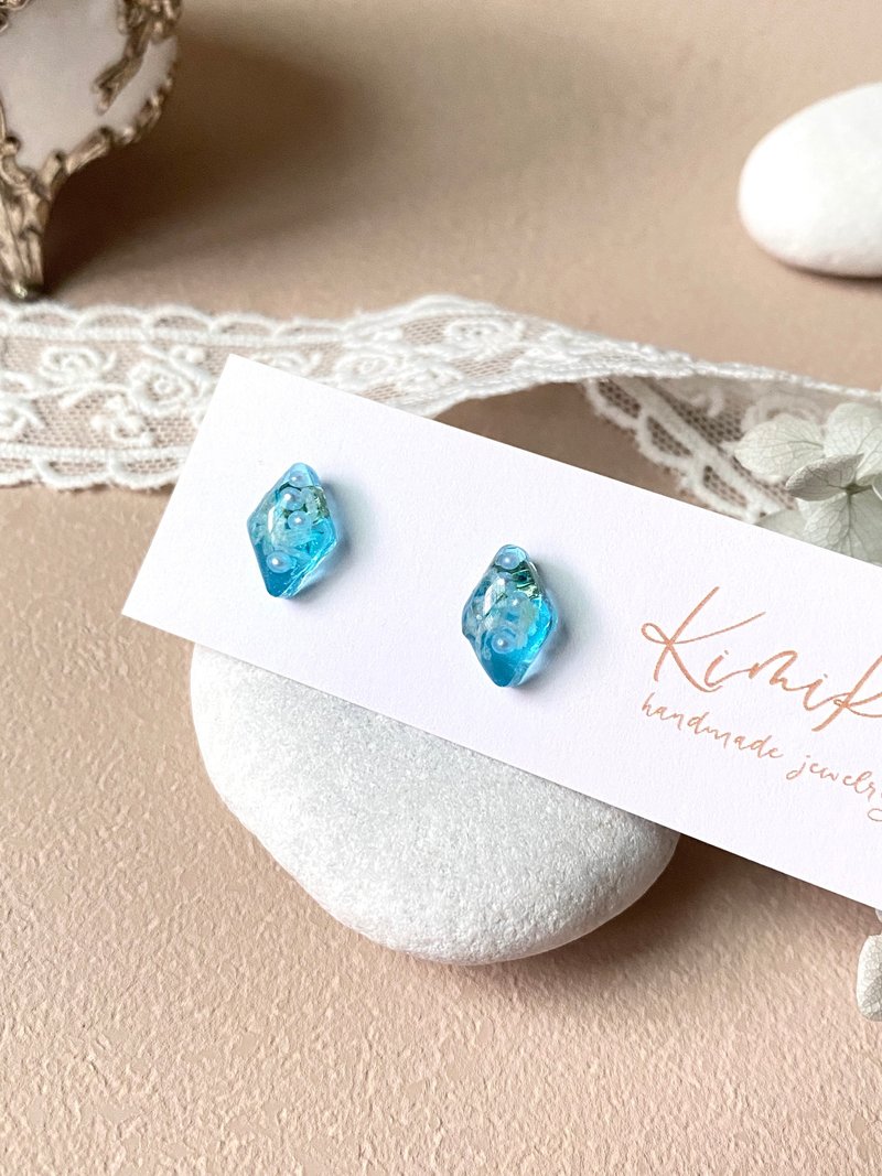 【蓝晶小语】几何押花耳环・晶透疗愈蓝・不锈钢耳针・ UV胶封存 - 耳环/耳夹 - 不锈钢 蓝色