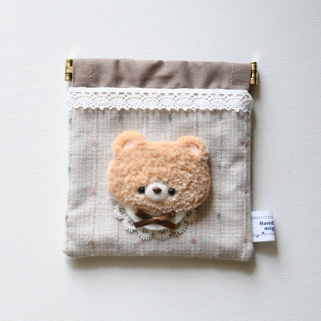 缀有小熊别针的弹簧口金小包 / Bear Brooch Pouch – 韩国蕾丝布料小包 - 化妆包/杂物包 - 棉 咖啡色