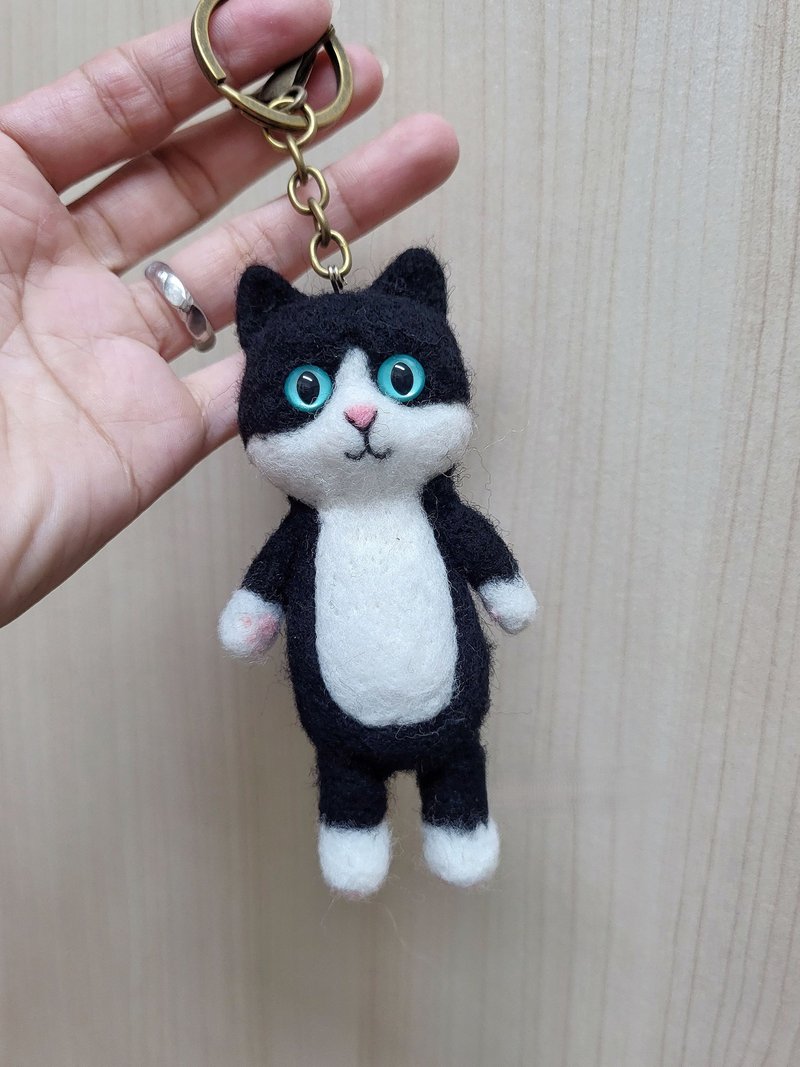 佩宁手作│站姿奔驰猫│羊毛毡.猫咪羊毛毡│钥匙圈.吊饰│ - 钥匙链/钥匙包 - 羊毛 