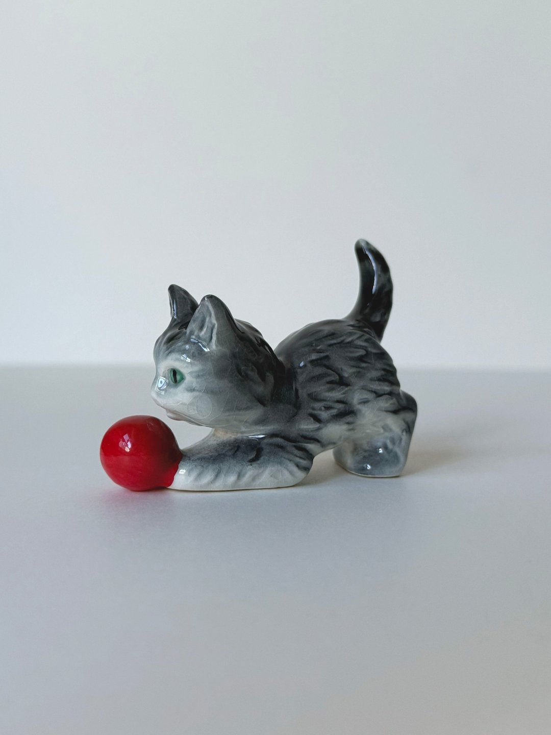 Vintage ceramic figurin 红球陶瓷猫猫 - 摆饰 - 瓷 灰色