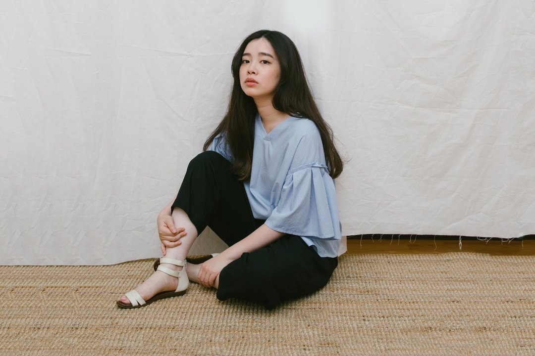 大喇叭袖造型 V 领上衣 - 女装上衣 - 其他材质 黑色
