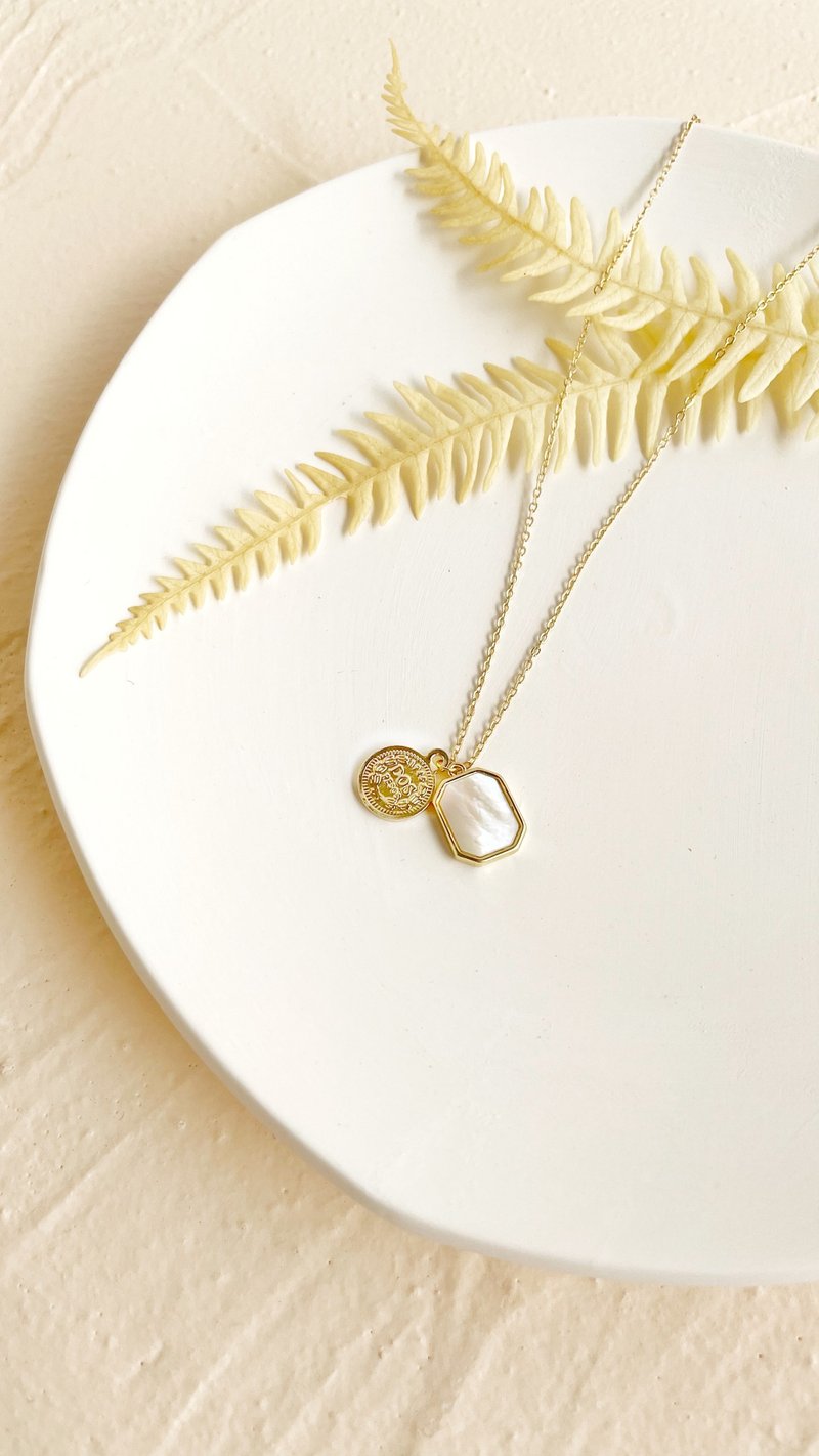 【精致礼盒】金币方贝壳项链－温柔的交易 金色 镶贝 金币 - 项链 - 贝壳 金色