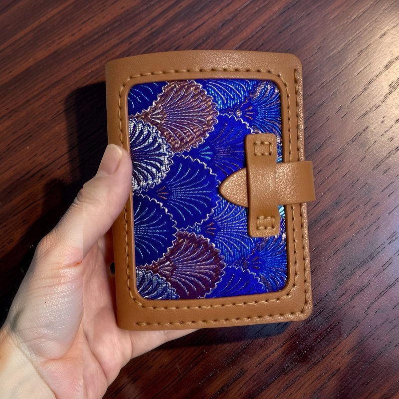 湛蓝锦浪 织锦缎 牛二层皮 短皮夹 钱包 多夹层 卡片夹 短夹 皮件 - 皮夹/钱包 - 丝．绢 蓝色