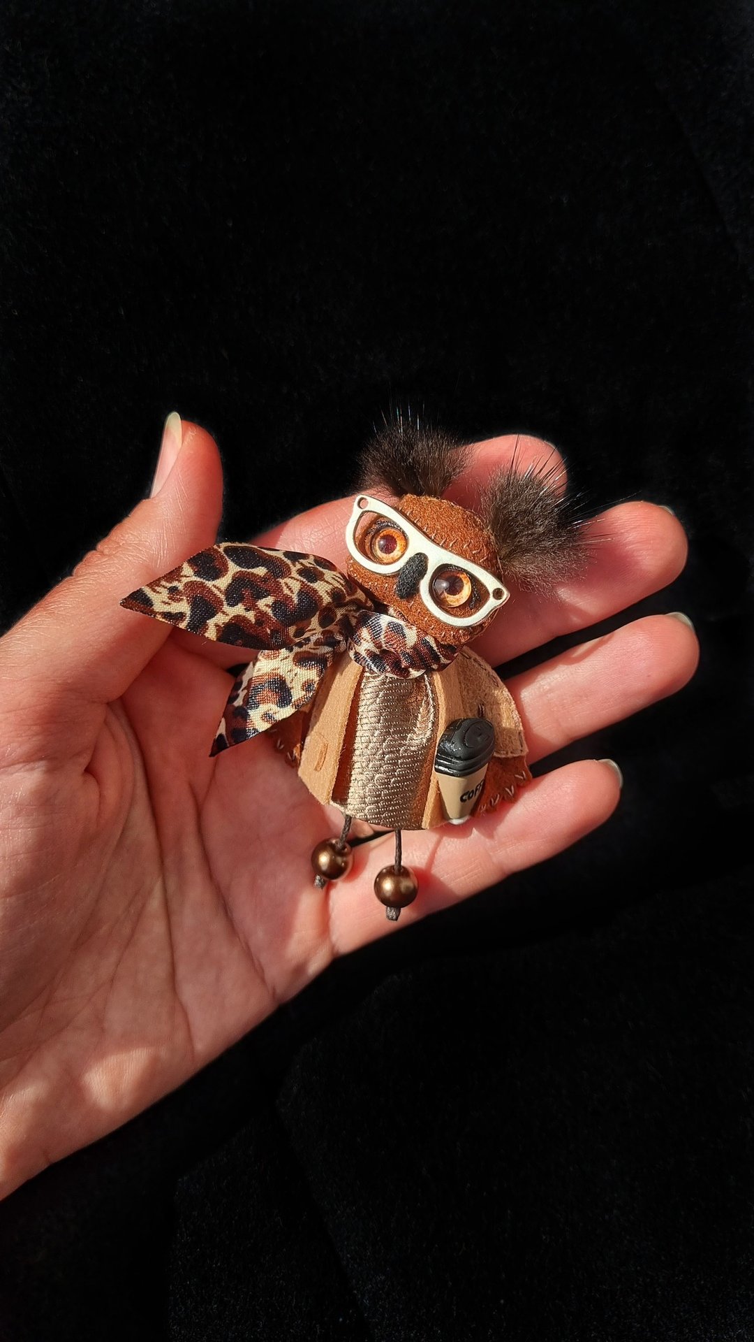 Owl brooch made of felt with fur. Brooch bird. textile owl - 胸针 - 其他材质 咖啡色