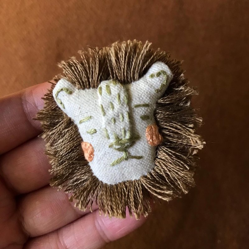 多愁善感的狮子 刺绣别针/勋章 - 徽章/别针 - 棉．麻 咖啡色