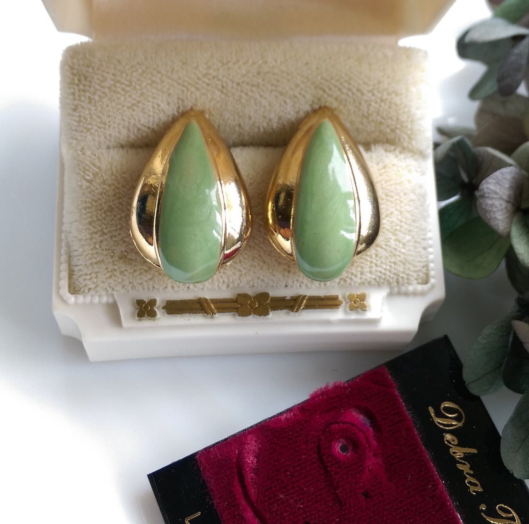 【西洋古董饰品 】Debra Tiffany  80年代 金属镀金粉绿 针式耳环 - 耳环/耳夹 - 其他金属 金色