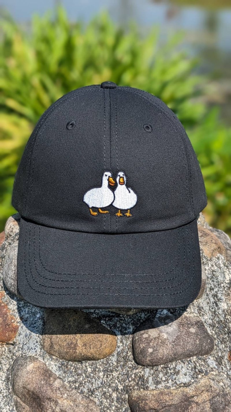 妞宝老帽 /  棒球帽 / 帽子 / 黑色复古经典款 / 妞宝鸭鸭图腾 - 帽子 - 棉．麻 黑色