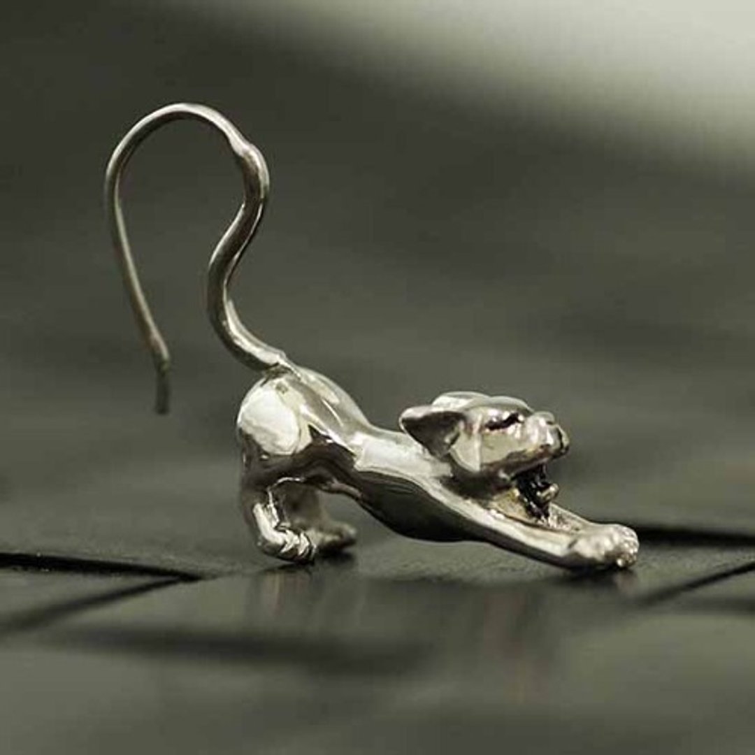 Stretching cat earrings [Free shipping] Weak cat drop earrings that stretch while yawning - 耳环/耳夹 - 其他金属 