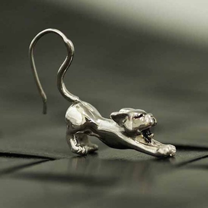 Stretching cat earrings [Free shipping] Weak cat drop earrings that stretch while yawning - 耳环/耳夹 - 其他金属 
