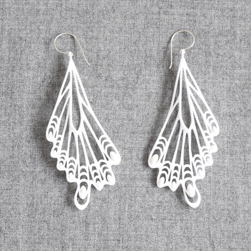 papillon white earrings - 耳环/耳夹 - 塑料 白色