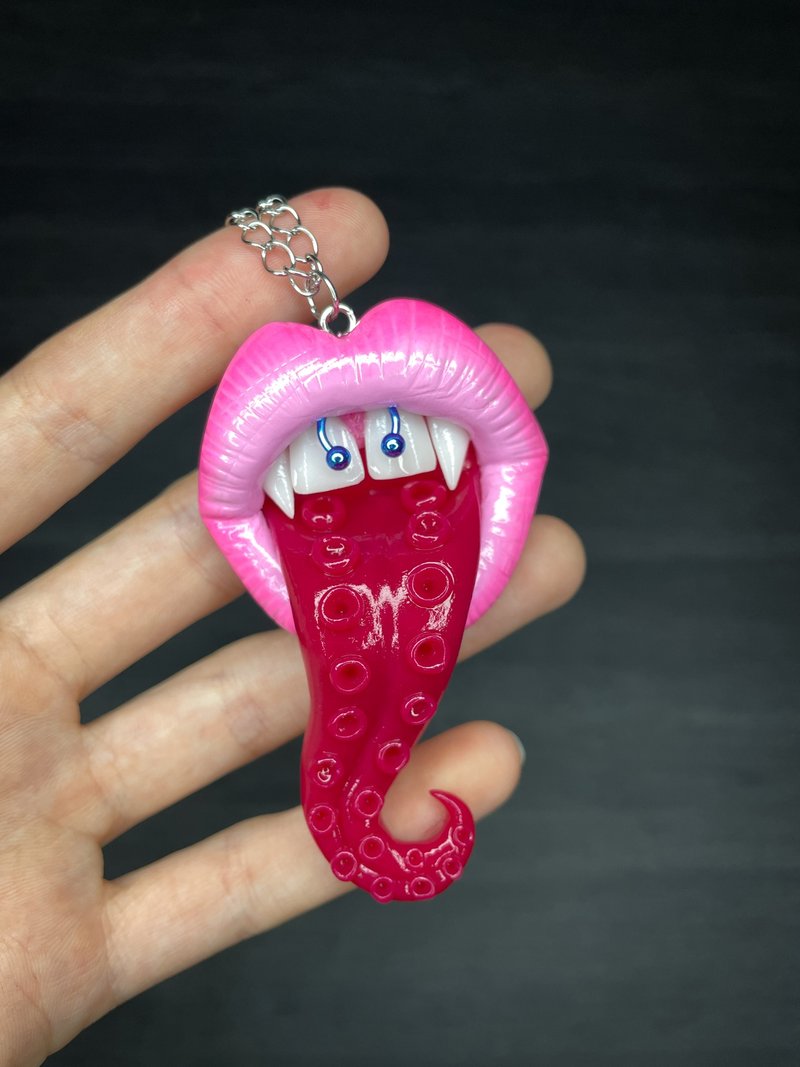 吊饰。粉色嘴唇与触手。 - 项链 - 粘土 