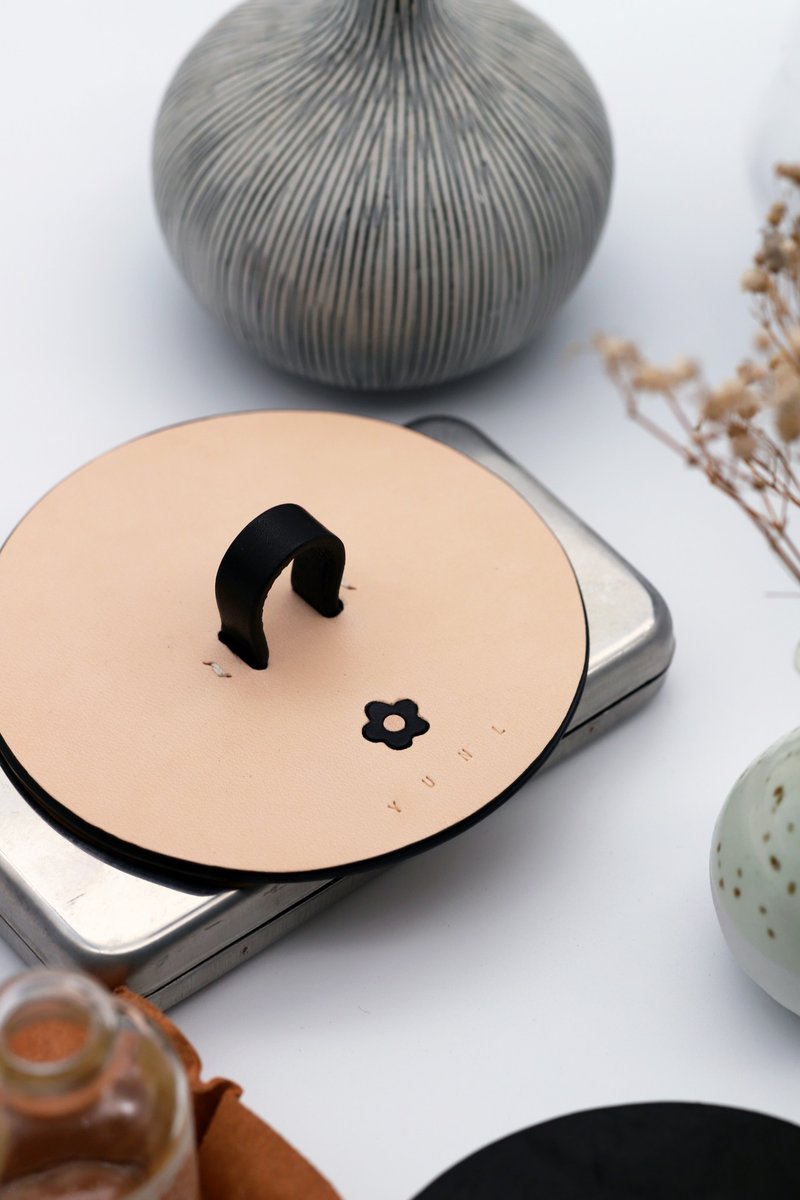 生活系列-小花防落灰皮革杯盖 原色配黑色提把 - 茶具/茶杯 - 真皮 卡其色