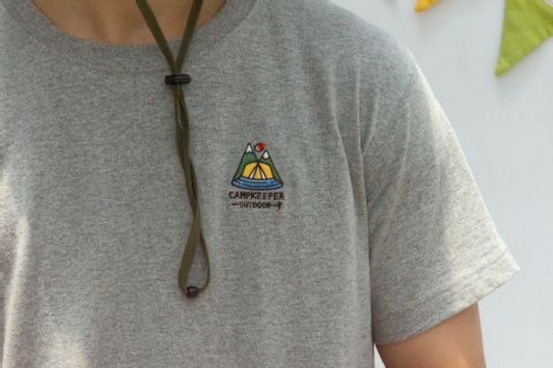 CAMPKEEPER IMAGERY -  逐露意象 LOGO电绣短T 中性版 - 男装上衣/T 恤 - 棉 绿色