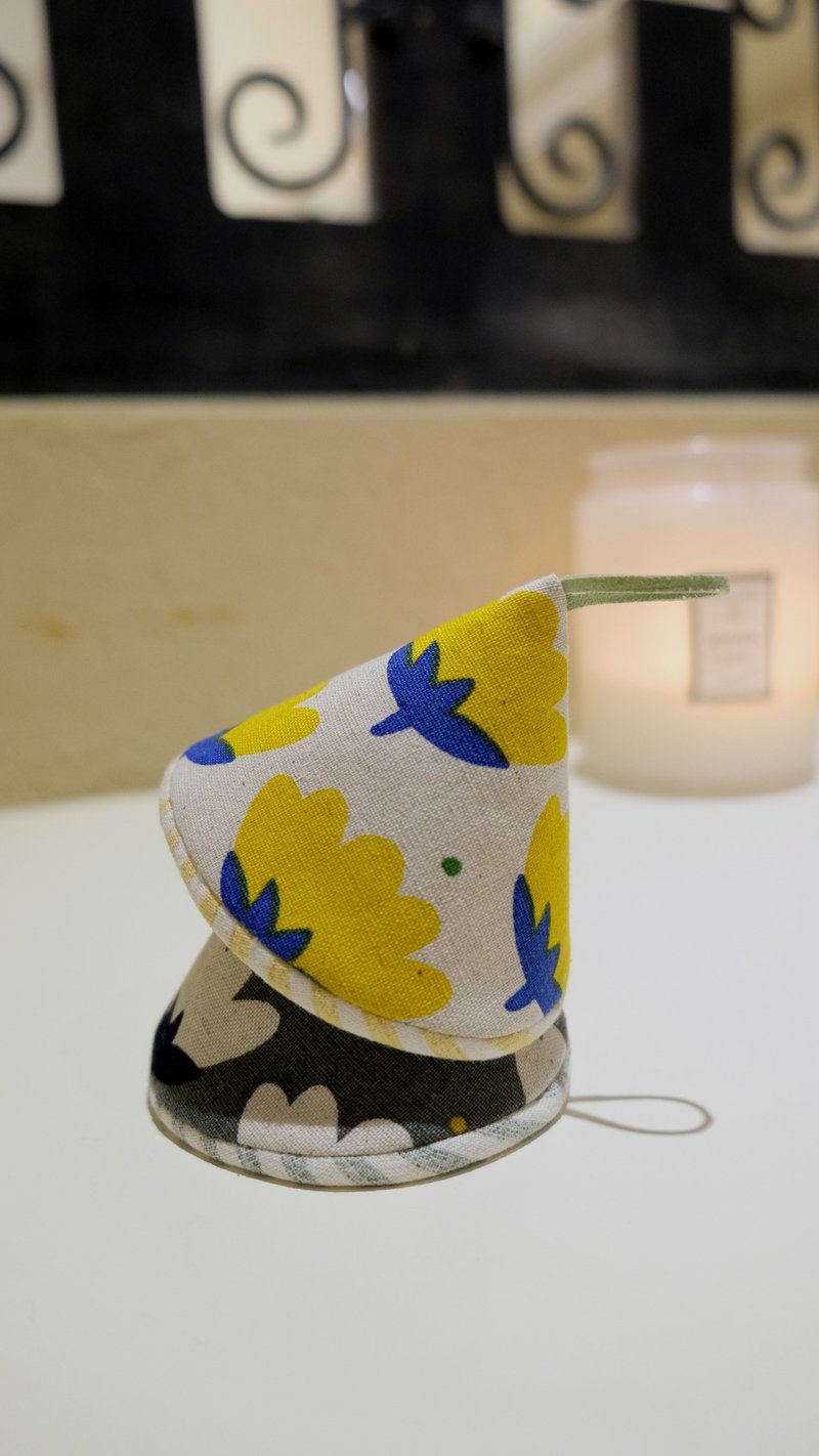 【月亮手作り】 小花朵 三角帽隔热垫套 2入一组 - 餐垫/桌巾 - 棉．麻 